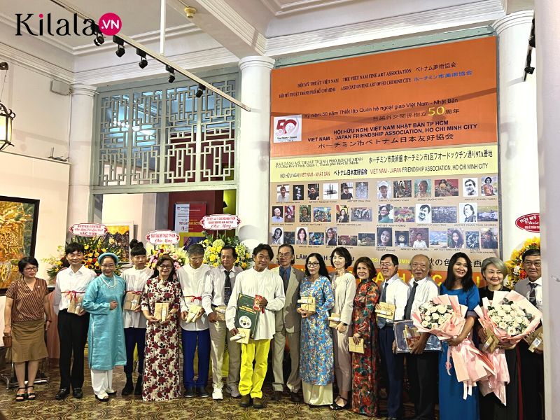 tặng hoa cho các họa sĩ